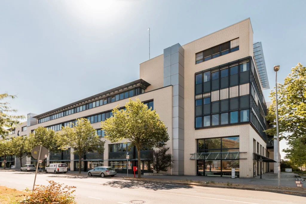 Für unser Büroportfolio in Berlin und Potsdam haben wir in diesem Jahr die Strom- und Gasversorgung grundlegend neu aufgestellt, und damit ein Projekt umgesetzt, das uns schon länger beschäftigt hat – wirtschaftlich planbar und mit hohem Nachhaltigkeitsanspruch.